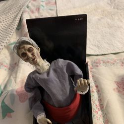 New Totally Ghoul Zombie woman