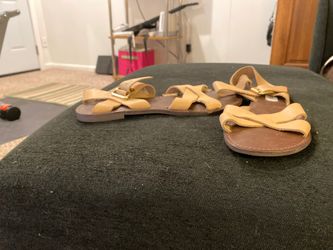 LADIES TAN LEATHER FLAT STEVE MADDEN SANDALS