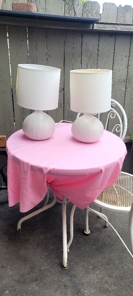 2 USED HOUSE  LAMPS USED GOOD SHAPE  HABLO ESPAÑOL TANBIEN. USADAS LAMPARA 