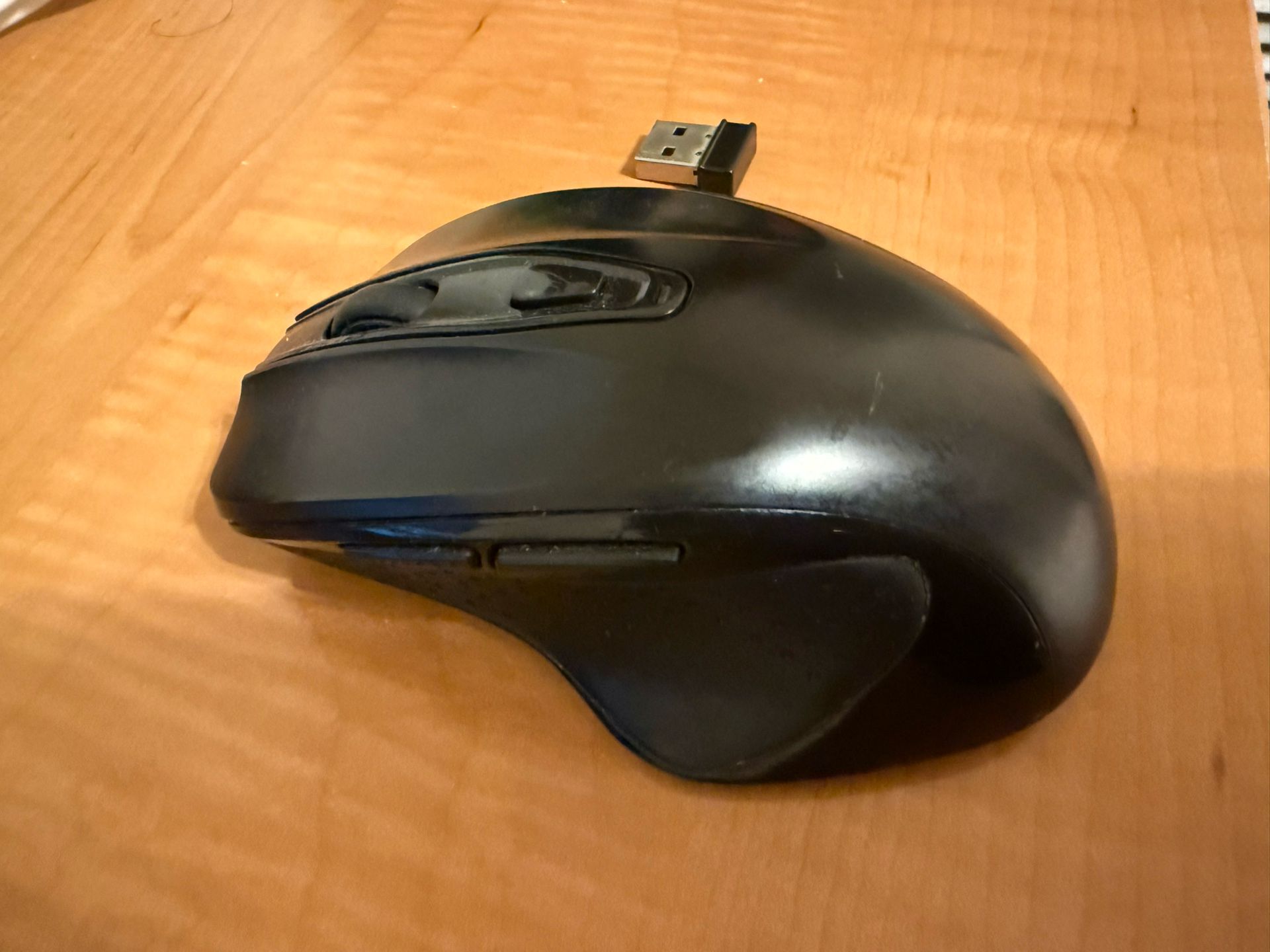 Wireless mouse (needs batteries)