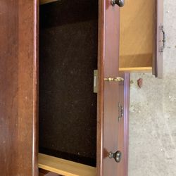 Beautiful Kincaid Dresser With Mirror 