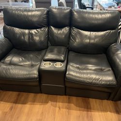 Double reclining loveseat with center console 