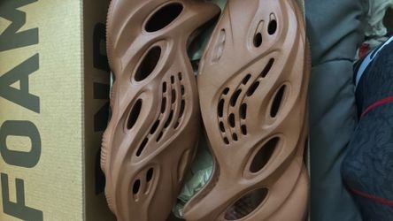 yeazy foam runners