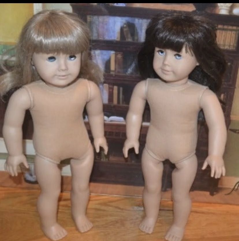 2 American Girl Pleasant Company Dolls blond & brunette