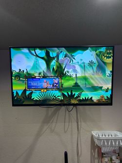 43” inch ROKU SMART TV + WALL MOUNT