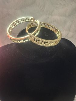 Gold plated with four layers of 14k gold, suitable for daily use, can get wet, very good quality, does not harm the skin, 