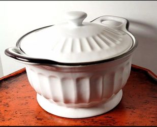Appetit white stoneware casserole (11" across 5" deep) brand new no box
