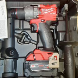 NEW MILWAUKEE M18 FUEL HAMMER DRILL AND BATTERY 