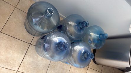5 gallon water bottle with lid