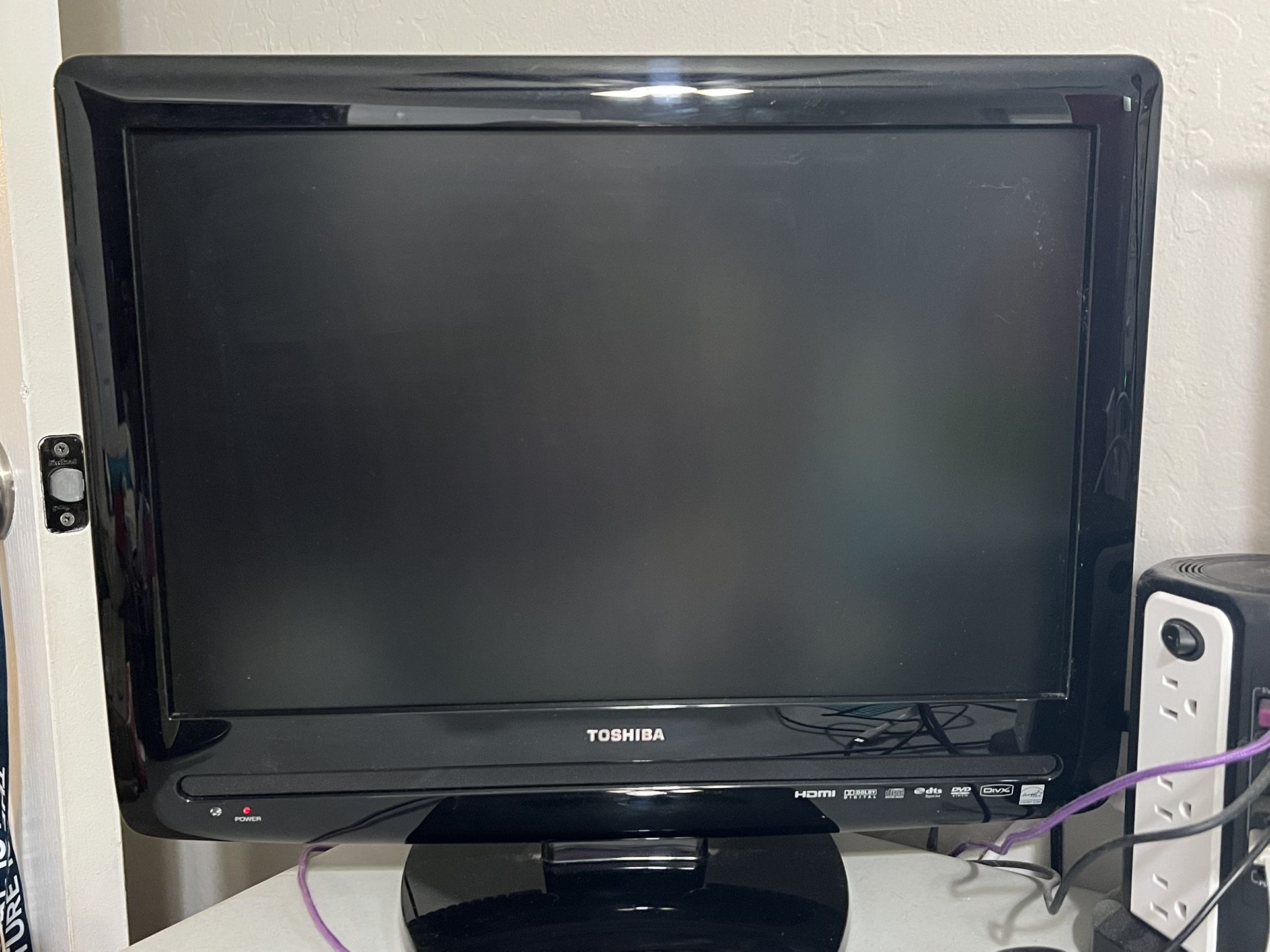 Toshiba 19LV505 LCD TV/DVD Combo - International Move. Everything Must Go