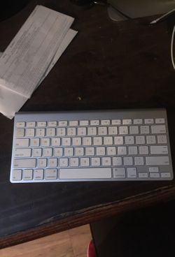 I'm selling a 🍎keyboard in an good condition