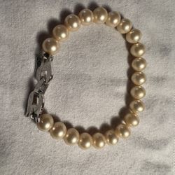 Vintage Crown Trifari Glass Pearl Bracelet