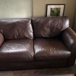 Brown Leather Loveseat In Good Condition!