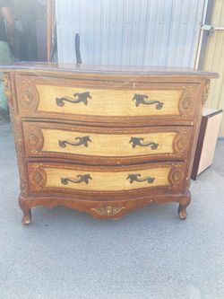 solid wooden 3 drawer dresser (34x39)