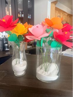Free 2 vases with paper flowers