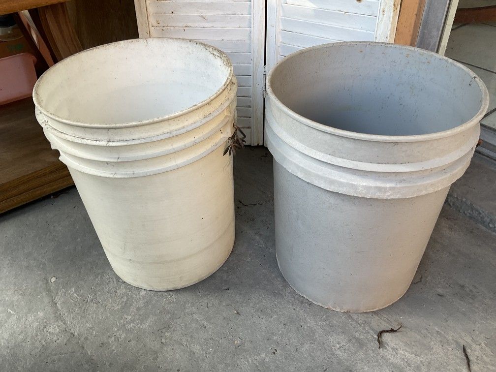 5-gallon (20-litre) bucket / Cubo de 5 galones (20 litros)
