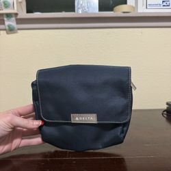 Delta Airlines Flight Travel Bag Blue 9x6 Toiletry Make-up Pill Bag Zipper Snaps