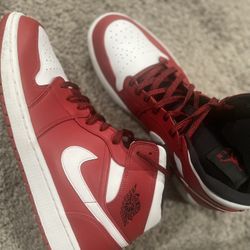 Jordan 1 Retro  (Size 13)
