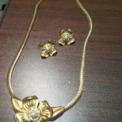 Vintage Trifari Gold Tone Chain Dogwood Flower Pearl Crystal Necklace and Earrings NWT Retro 