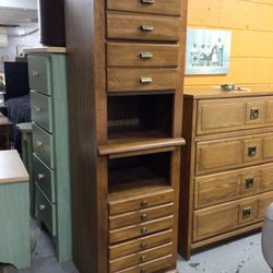 Unique Four Drawer Chest Of Drawers By Bassett For Sale 