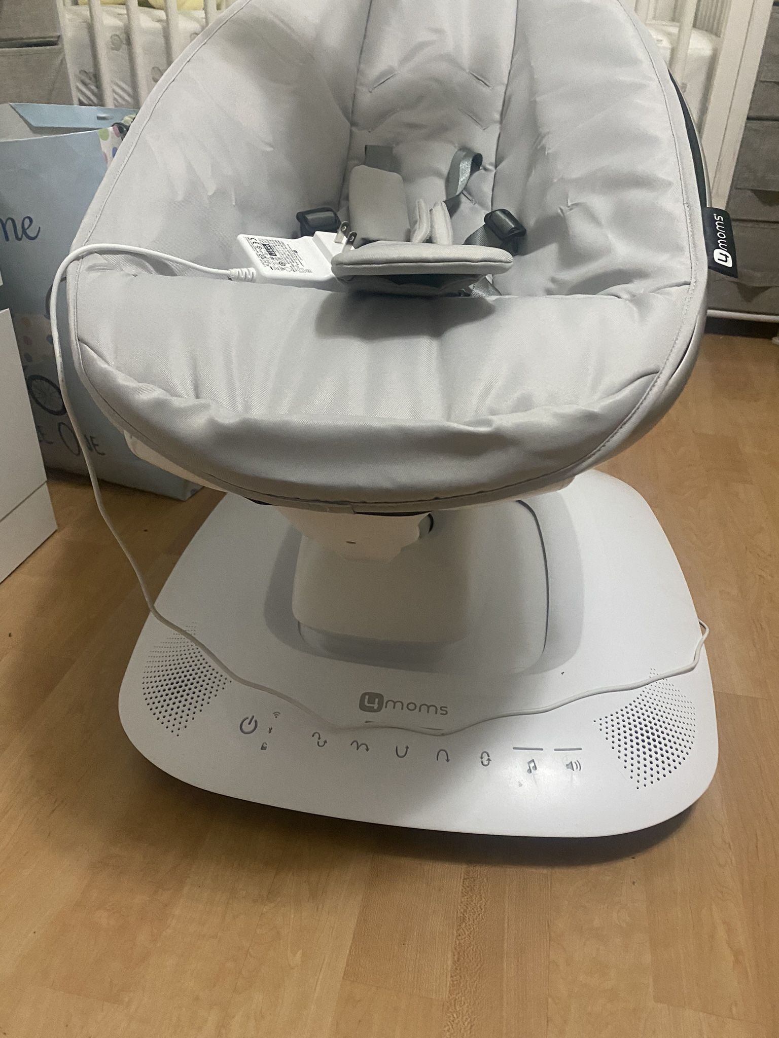 4moms MamaRoo Multi-Motion Baby Swing, Bluetooth Enabled with 5 Unique Motions, Grey