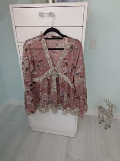 Beautiful women's flowy blouse size large