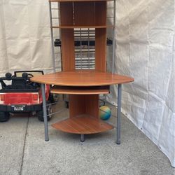 Desk . Good Conditions . Don’t Need It No More 