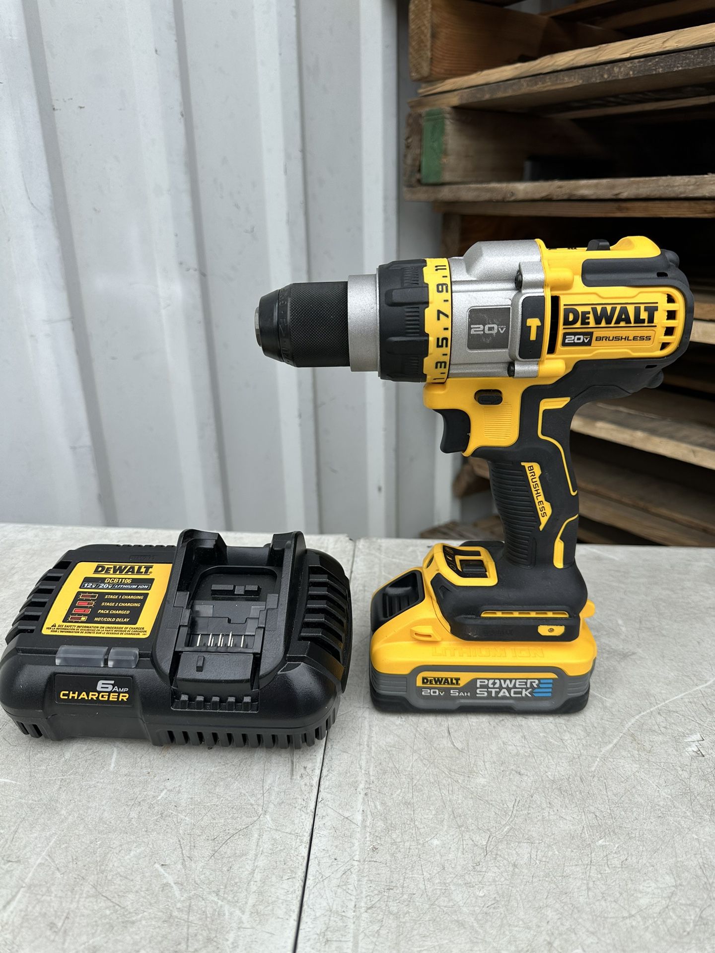 DEWALT 20V MAX Brushless Cordless 1/2 in. Hammer Drill/Driver with FLEXVOLT ADVANTAGE and 20V MAX 5.0 Battery an rapid charger New $275