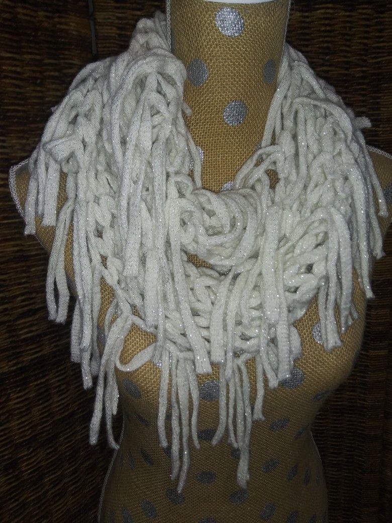 Ivory W/Silver Metallic Super Soft Fringe Infinity Scarf


Excellent Condition!!

**Bundle and save with combined shipping**



