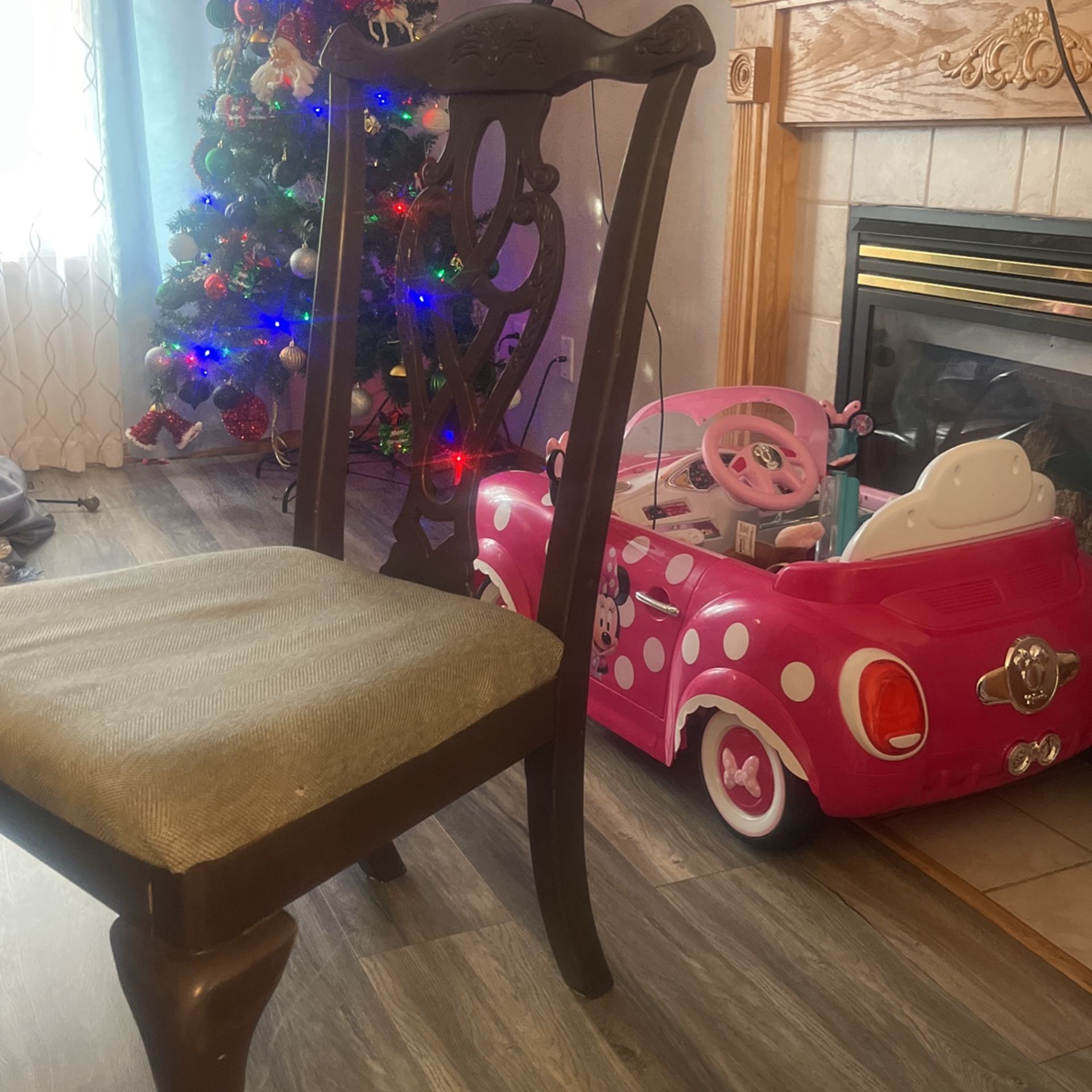 1 armchair and 5 chairs free.