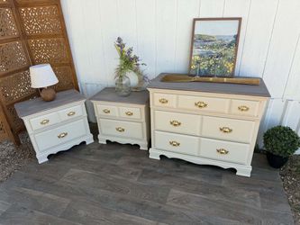 Modern 3 pc small dresser w/2 nightstands good condition $280 delivery available $20!!!