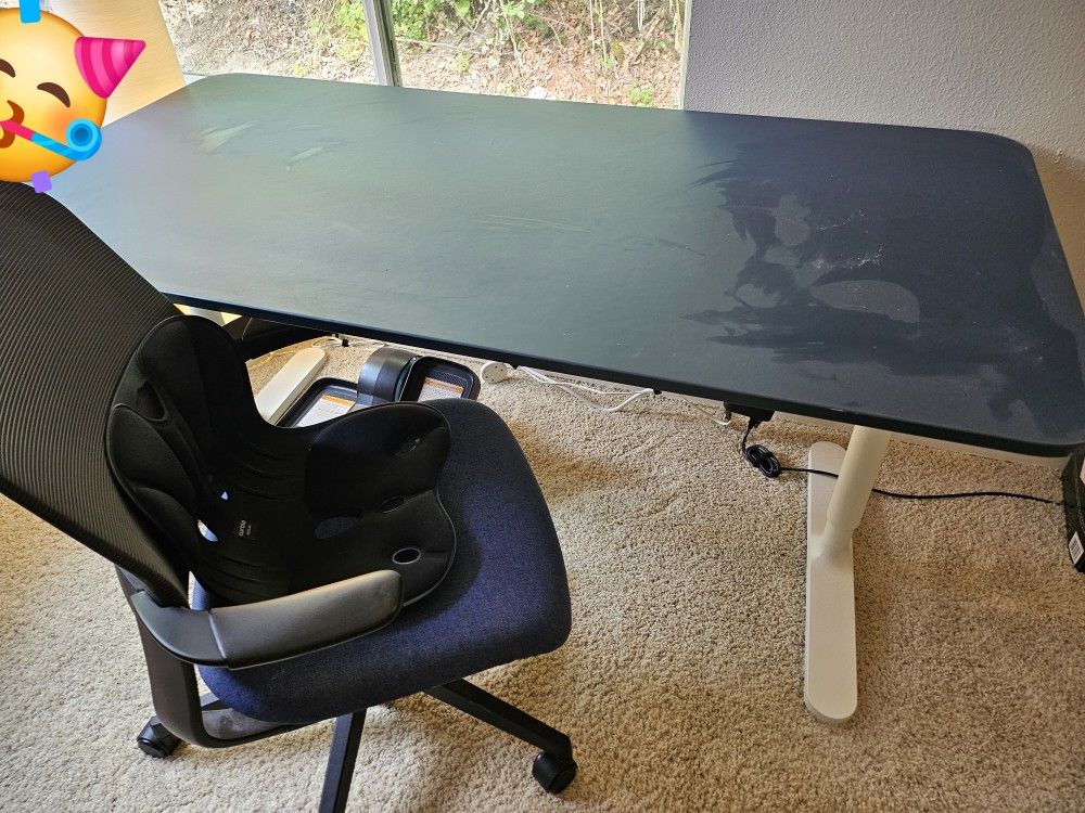 desk and chair $20