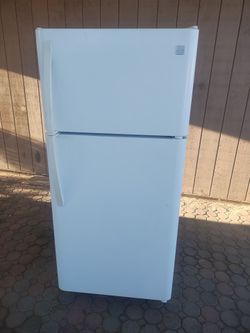 Kenmore Top-Freezer Refrigerator White