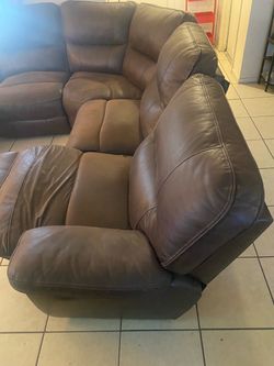 LEATHER SECTIONAL