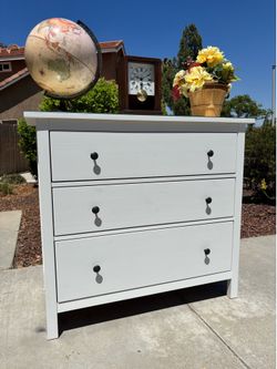 White Solid Wood Hemnes Dresser Chest of Drawers with Glass Top Protector Furniture Great Condition