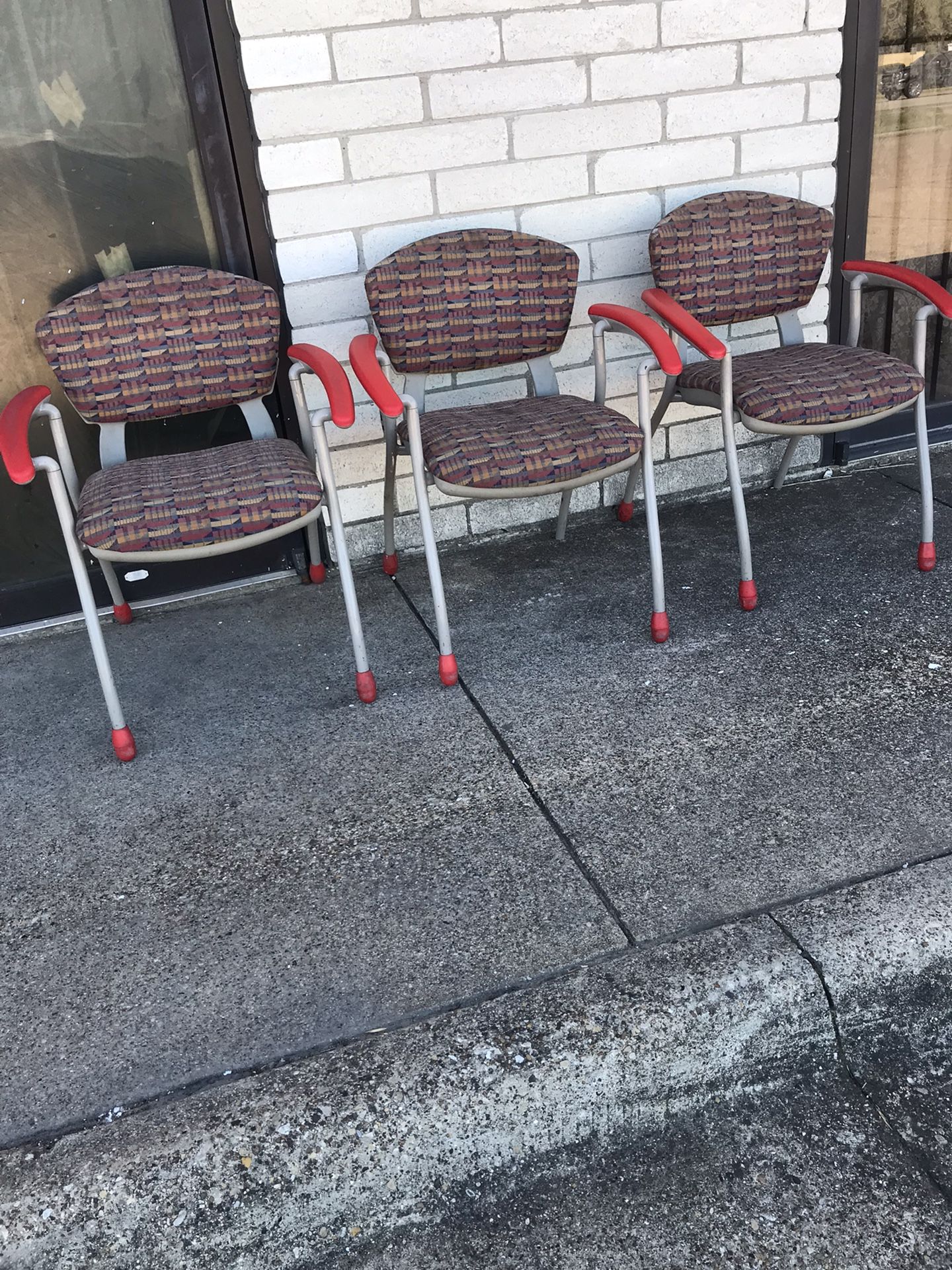 tengo estas tres sillas en mui buenas condiciones pido $25 por las tres