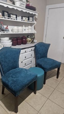 Two Modern Acent Chair And Table Decor 