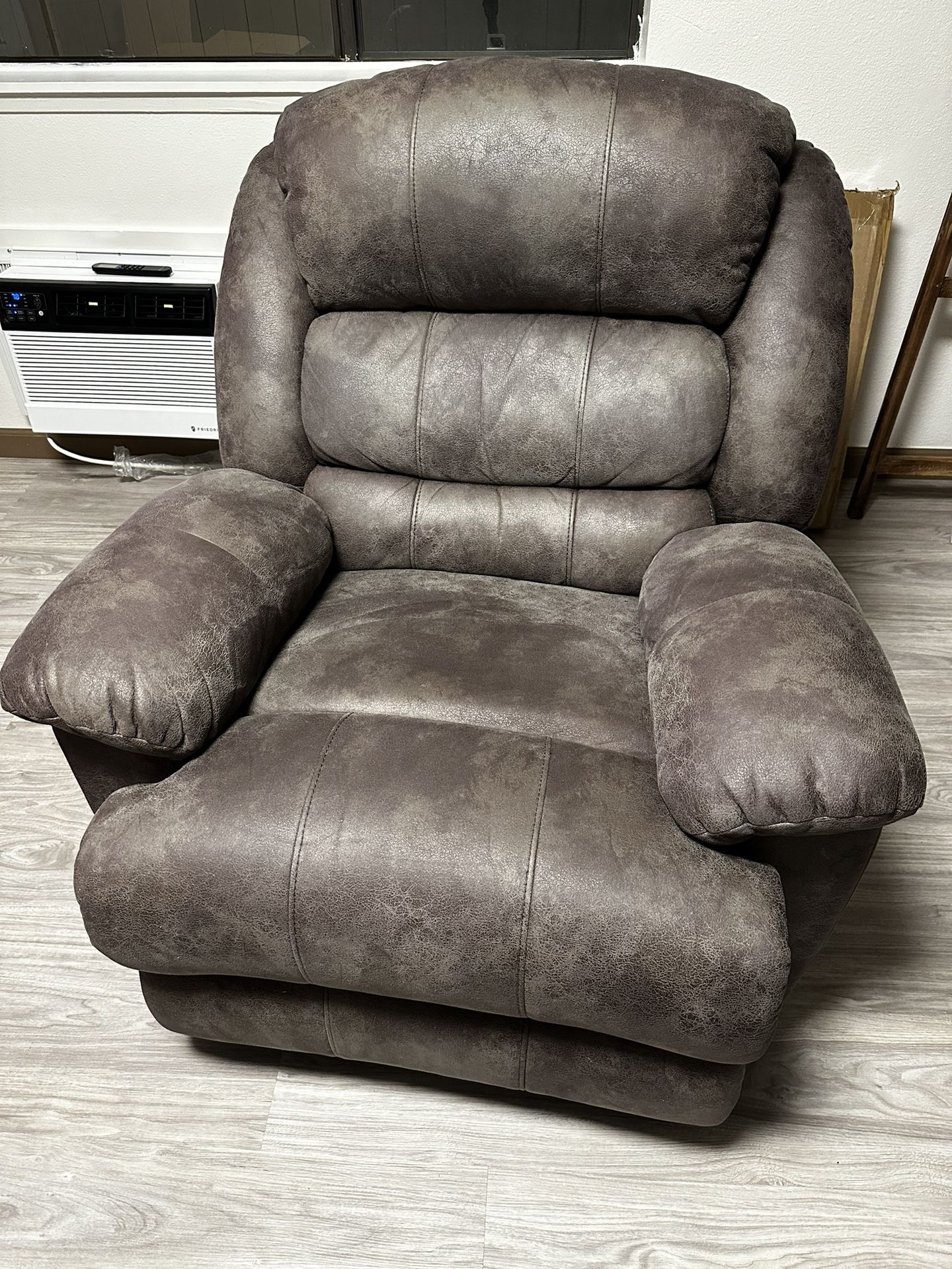 PRICED TO SELL!!! Gray Recliner REDUCED!!! for Sale in Kapolei, HI