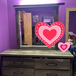 Dresser With Mirror
