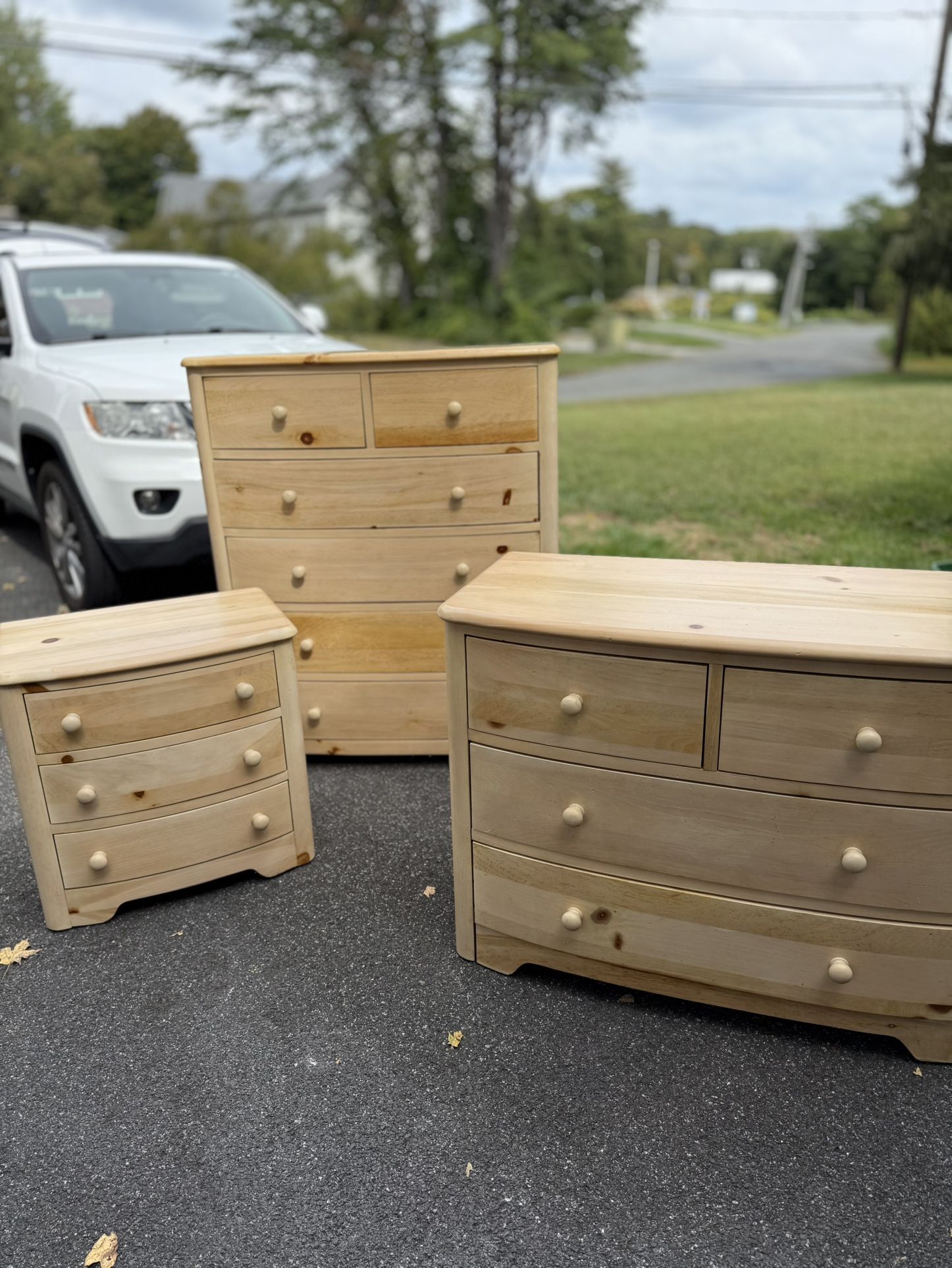dresser/ nightstands matching set