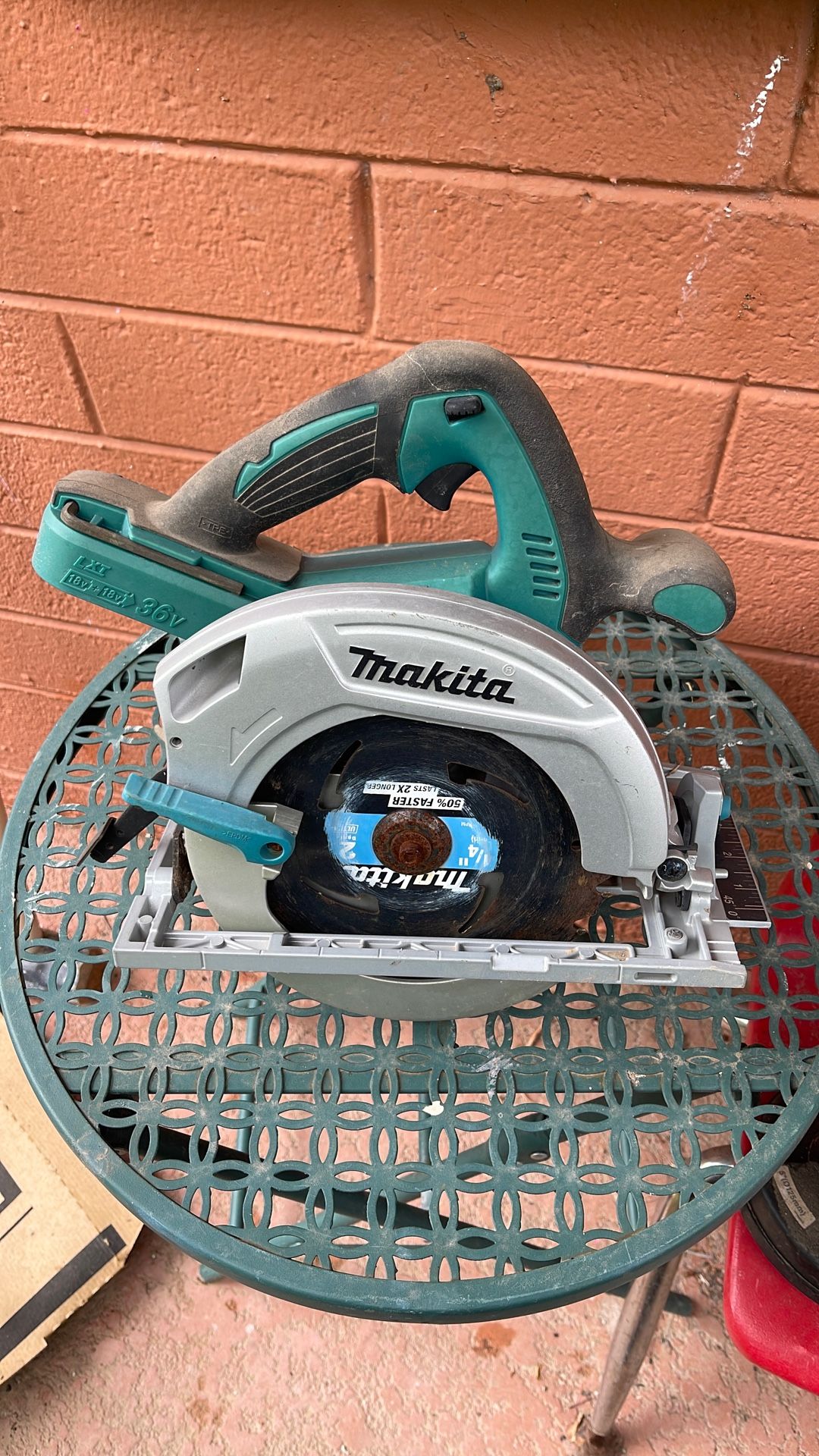 Makita 18V X2 LXT Lithium-Ion (36V) 7-1/4 in. Brushless Cordless Circular Saw (Tool-Only)