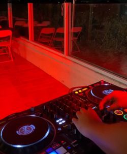 DJ |