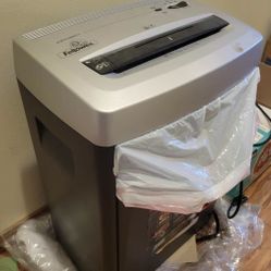 Paper Shredder - Fellowes Brand DM12C