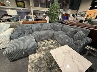 SECTIONAL WITH PULL OUT
