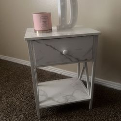 2 Bedside Tables With Drawers