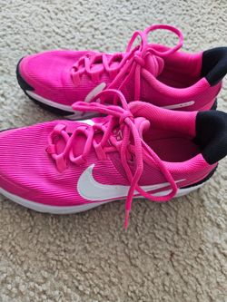 Girls Nike shoes size 4.5
