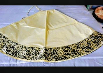 Gold / Black Floral Christmas Tree Skirt