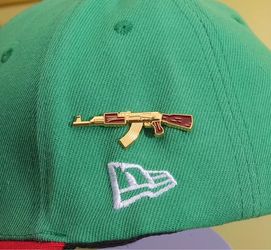 🔥 Premium Gold-Tone Rifle Enamel Pin | Collectible Hat Pin 🎯