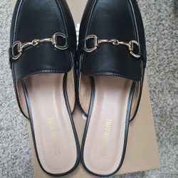 Brand new in Box Cushionaire Women's Yoga Flat Mules in Black Smooth Size 8.5