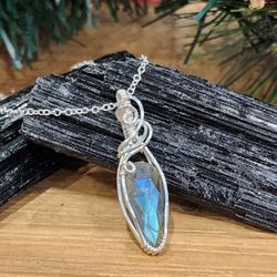 Flashy Blue Labradorite pendant In Sterling Silver 